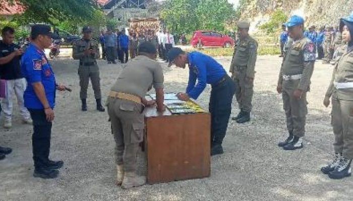 Kasat Pol PP dan Damkar Bangkep, Gelar Apel Besar Serahkan SK Kontrak Pada Anggotanya, Inilah Amanatnya