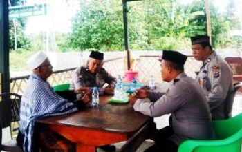 Tim Da’i Polri Madago Raya 2024 Berikan Sarkon kepada Ponpes Ittihaadul Ummah Parigi Barat