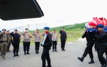 Kapolres Banggai Sambut Kedatangan Jenazah Briptu Anumerta Alfandi Steve Karamoy, di Bandara Luwuk