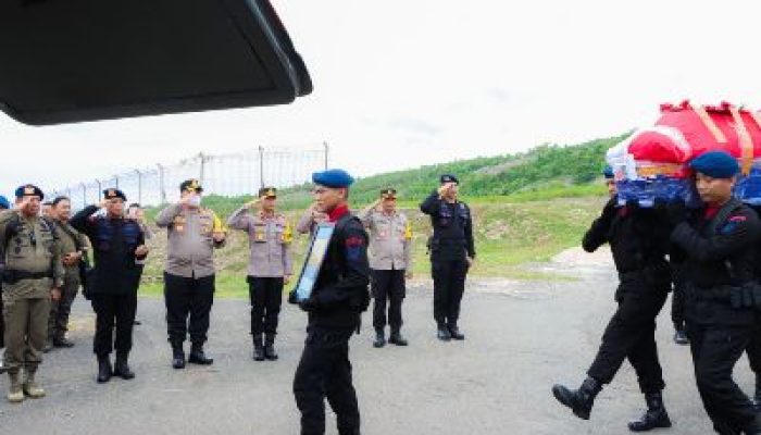 Kapolres Banggai Sambut Kedatangan Jenazah Briptu Anumerta Alfandi Steve Karamoy, di Bandara Luwuk
