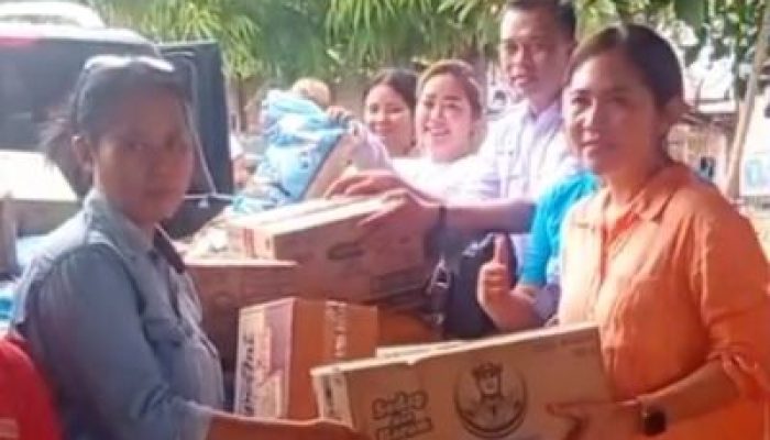 Ketua TP-PKK Morut, Serahkan Bantuan Kepada Korban Banjir Bandang Di Kabupaten Tojo Una-Una
