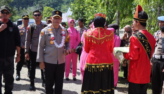 Cooling System Jelang Pemilu 2024, Kapolda Sulteng Serahkan Bansos Kepada Masyarakat Kepulauan Togean