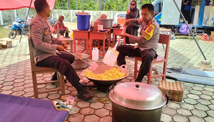 Polsek Tojo Buka Dapur Umum Pasca Banjir
