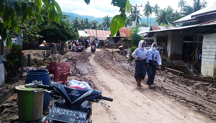 Permintaan bantuan warga yang terdampak banjir di kecamatan Tojo