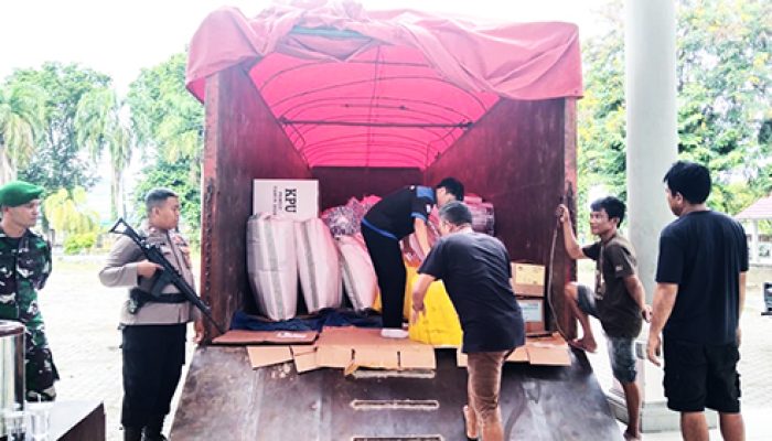 Personil Gabungan TNI-Polri Operasi Mantap Brata 2024, Amankan Pemindahan Logistik Pemilu ke Poso City Mall