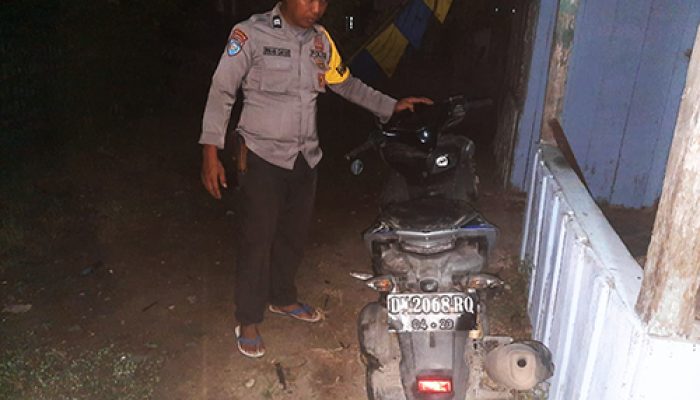 Polisi Evakuasi  Pemuda di Batui Patah Kaki akibat Tabrak Pagar Beton 
