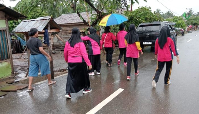 Peduli,  Bhayangkari Ranting Tojo distribusi Makanan Siap Saji Kepada Warga Terdampak Banjir