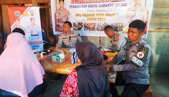 Satgas Bantuan Dokkes Ops Madagoraya 2024 Tahap I Sambangi Warga Terdampak Banjir