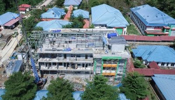Pertama Gunakan Lift di Morut, Pembangunan Gedung Perawatan RSUD Kolonodale Sudah Mencapai 85 Persen