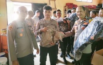 Polres Morowali Utara, Bagikan Kaporlap Kepada Personel Pengamanan TPS