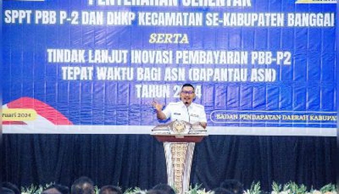 Bupati H. Amirudin, Serahkan Secara Simbolis Blanko SPPT PBB-P2 dan DHPK Kecamatan Se_Kabupaten Banggai