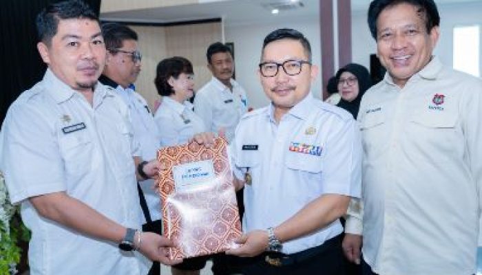 BAPENDA Banggai Serahkan SPPT dan DHKP PBB-P2 Serentak Kepada Seluruh Lurah dan Kepala Desa, Bupati Ingatkan Rendahnya Realisasi PPB di Wilayah Perkotaan