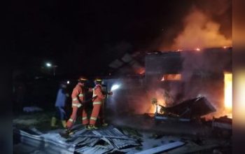 Polisi Berjibaku Bantu Padamkan Kebakaran Rumah di Toili Banggai