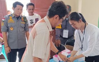 Pj. Bupati Bangkep Bersama Ketua PKK Ikut Voting Day di Salakan, Ingatkan Para KPPS, PPS dan PKD Jaga Kesehatan