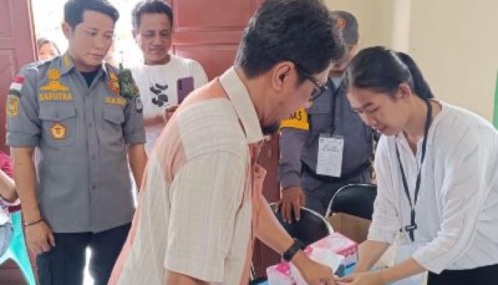 Pj. Bupati Bangkep Bersama Ketua PKK Ikut Voting Day di Salakan, Ingatkan Para KPPS, PPS dan PKD Jaga Kesehatan