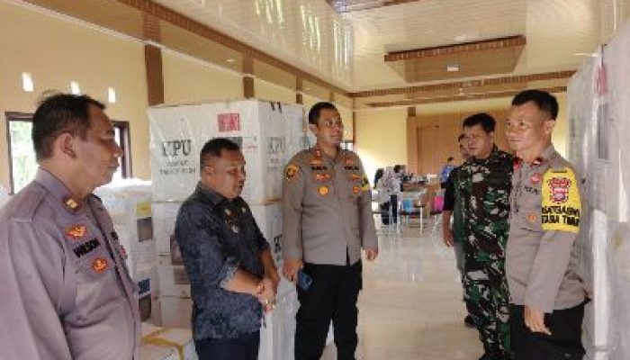 Kapolres Morowali Utara, Pantau Langsung Pergeseran Kotak Suara ke PPK
