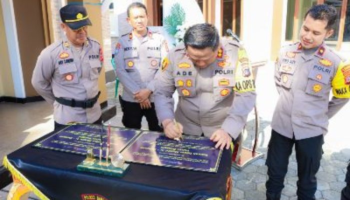 AKBP Ade, Resmikan Pembangunan Rumah Imam dan Marbot Masjid Ar-Rahman Polres Banggai