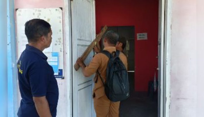 Tak Terima Diberhentikan Sebagai Sekdes, Kantor Desa Solan Baru Disegel