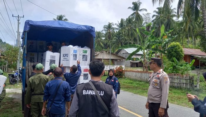 Jajaran Polsek Polres Banggai Kawal Distribusi Logistik Pemilu 2024 Dari PPK ke PPS