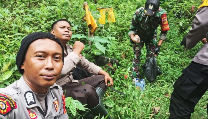 Pemilu 2024, Empat Anggota Polres Banggai Jalan Kaki Tiga Hari Kawal Logistik ke Pelosok Pagimana