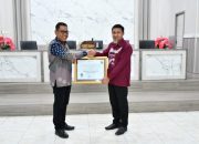 Sejumlah Perangkat kerja Pemda Tojo Una-Una menerima piagam penghargaan dari OMBUDSMAN RI