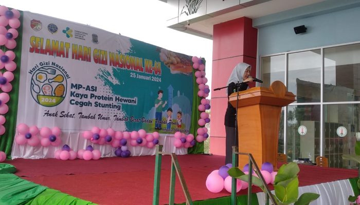 Menyimak  kegiatan  sosialisasi pencegahan penanggulangan stunting di Gelar di Bandara Tanjung Api Ampana  peringati HUT Persagi ke 64 di Tojo Una-Una 