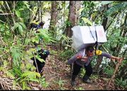 Tunaikan Tugas Negara  Dua Personel Polres Banggai Kawal Logistik Pemilu 2024 seberangi  9 Sungai dan Jalan Terjal nan licin