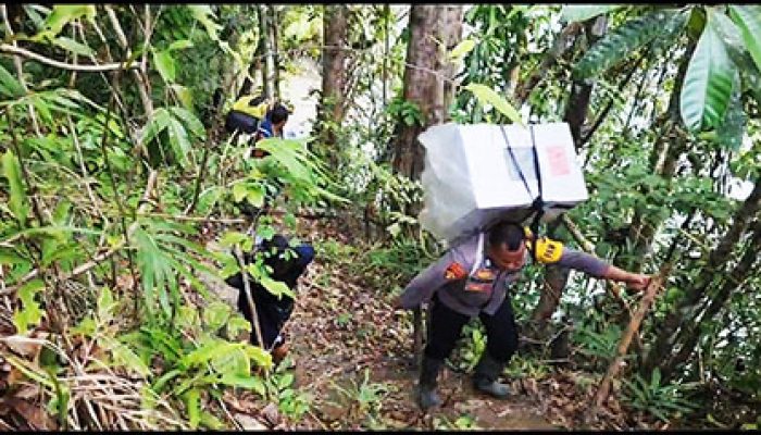 Tunaikan Tugas Negara  Dua Personel Polres Banggai Kawal Logistik Pemilu 2024 seberangi  9 Sungai dan Jalan Terjal nan licin