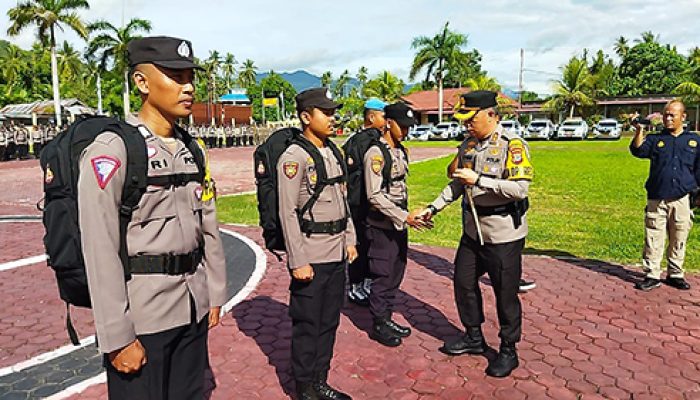 Kapolres Parigi Moutong Pimpin Apel Pergeseran Pasukan Pengamanan Distribusi dan TPS Pemilu 2024 Sekaligus Pemberian Penghargaan.