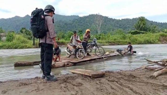 Seberangi Sungai Kokobuka, Petugas PAM TPS Di Buol Kawal Kotak Suara Kembali Ke PPK