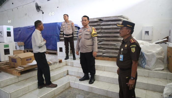 Mewakili Kapolres Sigi, Kabagops Hadiri Kegiatan Penguncian dan Penyegelan Kotak Suara Logistik Pemilu 2024