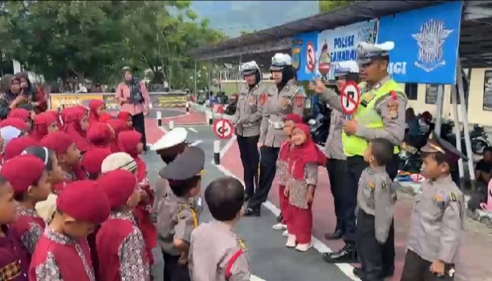 Polisi Sahabat Anak, Kembali Sat Lantas Polres Sigi Perkenalkan Tertib Berlalu Lintas Kepada Anak Sejak Dini