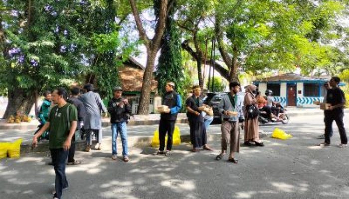 Mahasiswa HMI Luwuk Banggai, Bagikan 100 Nasi Kotak Kepada Tukang Ojek dan Sopir Angkot