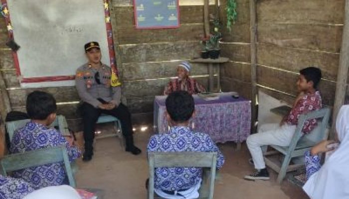Kapolsek Liang Bersama Bhabinkamtibmas, Melaksanakan Program SERBU Sekolah Di Dusun Terpencil