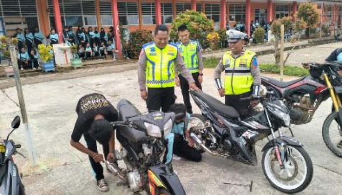 Razia ke Sekolah, Satlantas Polres Morowali Utara Copot Knalpot Brong Siswa