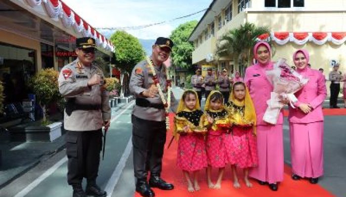 Kunjungan Kerja Di Polresta Palu, Kapolda Sulteng Bagikan Paket Sembako dan Kursi Roda