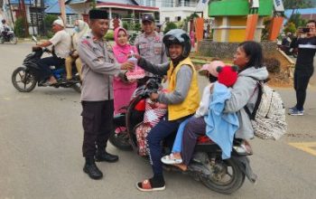 Jelang Berbuka Puasa, Kapolsek Petasia dan Bhayangkari Bagikan Takjil Gratis