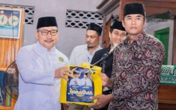 Bupati Banggai Serahkan 21 Bingkisan Kepada Pengurus Masjid Baabul Kahir, Dalam Safari Ramadhan Ke 4 di Kecamatan Masama