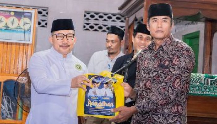 Bupati Banggai Serahkan 21 Bingkisan Kepada Pengurus Masjid Baabul Kahir, Dalam Safari Ramadhan Ke 4 di Kecamatan Masama
