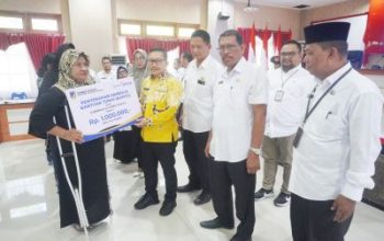 Bupati Banggai, Serahkan Program Bantuan Tunai (Bantu) Tahap Satu Tahun 2024