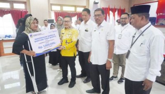 Bupati Banggai, Serahkan Program Bantuan Tunai (Bantu) Tahap Satu Tahun 2024
