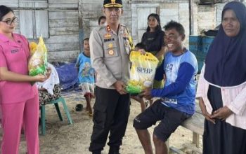 Kapolres Bangkep Didampingi Ketua Cabang Bhayangkari, Bagikan 100 Paket Sembako Jelang Hari Raya Idul Fitri