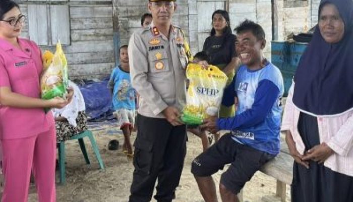 Kapolres Bangkep Didampingi Ketua Cabang Bhayangkari, Bagikan 100 Paket Sembako Jelang Hari Raya Idul Fitri