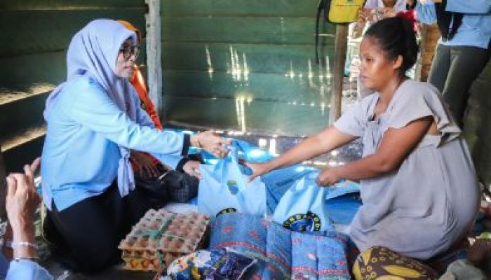 Ketua Tim PKK Kabupaten Banggai, Memimpin Giat Bakti Sosial di Luwuk Utara