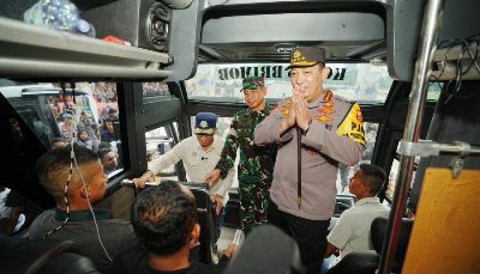 Tindaklanjuti Arahan Presiden, Kapolri Lepas Mudik Gratis Polri Presisi