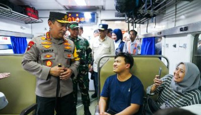 Kapolri Pastikan Pemudik Terlayani Dengan Baik, Saat Tinjau Stasiun Pasar Senen