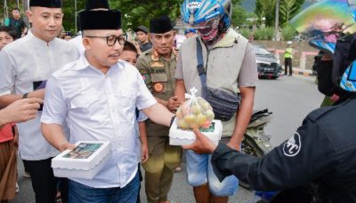 Bupati Banggai Bagikan Takjil Untuk Warga Luwuk Sekaligus Berbuka Puasa Bersama di Masjid Nurul Falah Kelurahan Jole