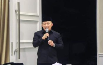 Malam Terakhir Ramadhan 1445 H, Bupati Amirudin Tarawih Bersama Masyarakat di Desa Moilong