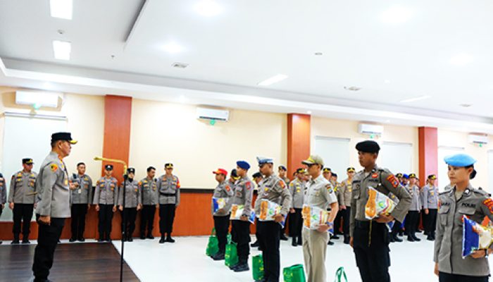 Kapolda Secara Simbolis Serahkan Paket Lebaran kepada Personel Polda Sulteng