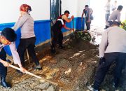 Peduli Bencana Dolo Selatan, Polres Sigi Bantu Warga Bersihkan Material Pasca-Banjir